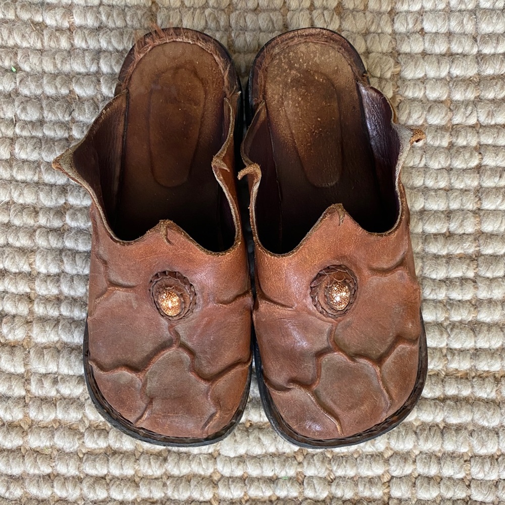 Unique leather clogs with shell